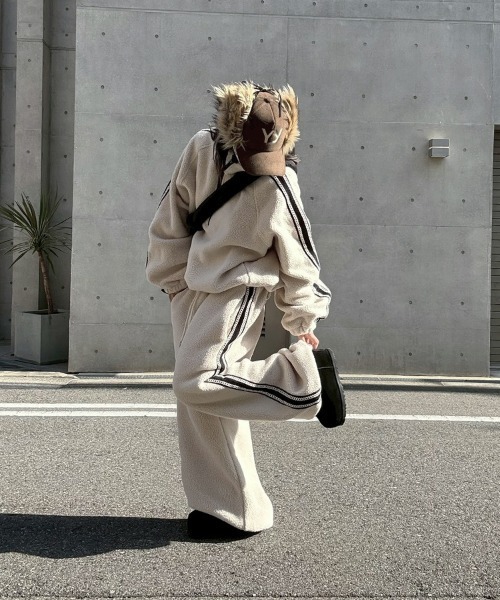 YACA(ヤーカ)の「Side Line Boa Fleece Pants/サイドラインボアフリースパンツ(スウェットパンツ・レディース・ブラック/ライトベージュ・FREE)」の13枚目の写真