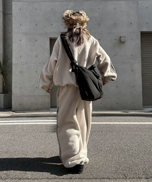 YACA(ヤーカ)の「Side Line Boa Fleece Pants/サイドラインボアフリースパンツ(スウェットパンツ・レディース・ブラック/ライトベージュ・FREE)」の19枚目の写真