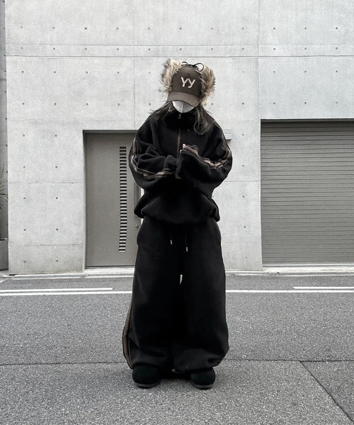 YACA(ヤーカ)の「Side Line Boa Fleece Pants/サイドラインボアフリースパンツ(スウェットパンツ・レディース・ブラック/ライトベージュ・FREE)」の4枚目の写真