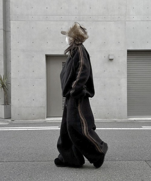 YACA(ヤーカ)の「Side Line Boa Fleece Pants/サイドラインボアフリースパンツ(スウェットパンツ・レディース・ブラック/ライトベージュ・FREE)」の5枚目の写真