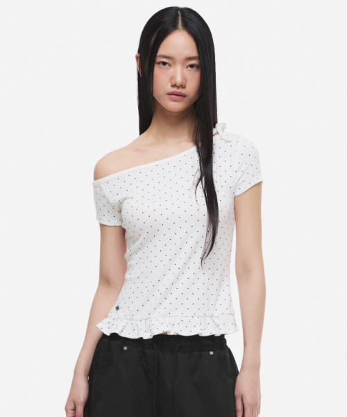 DNSR(ディーエヌエスアール)の「(W) ワンショルダードットフリルハーフTシャツ(Tシャツ/カットソー・レディース・その他・OS)」の1枚目の写真