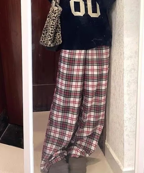 AsheKsha(アシクシャ)の「アメリカンヴィンテージ赤チェック柄ゆったりカジュアルワイドパンツ(その他パンツ・レディース・マルチ・F)」の2枚目の写真