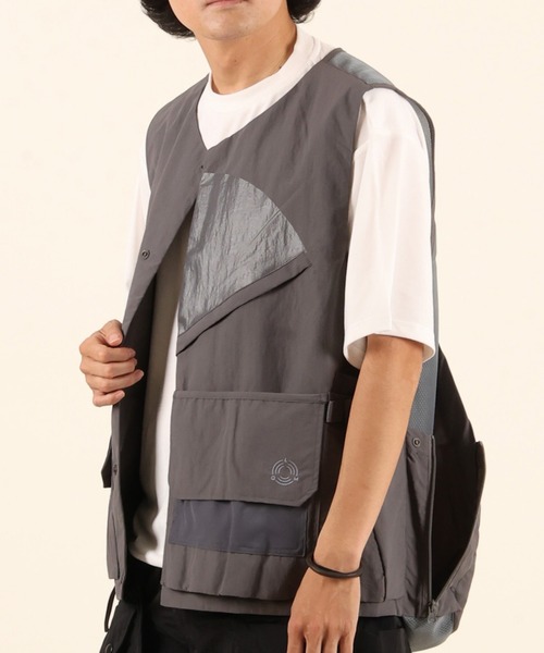 ムラサキスポーツ(ムラサキスポーツ)の「【ムラサキスポーツ限定】DEARLAUREL/ディアローレル フィッシングベスト ‐LOM-VERSATILE VEST【Hiroshi Nozawa design】 DL26S-0201(ベスト・メンズ・グレー/ブラック・L/M)」の2枚目の写真