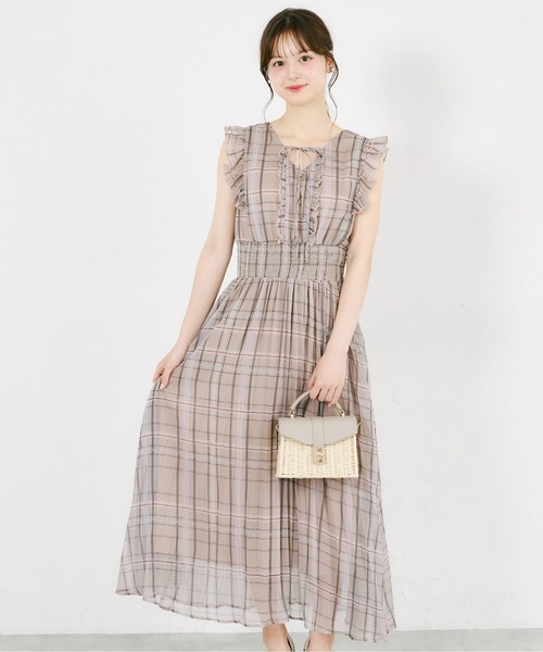 tocco closet(トッコ クローゼット)の「リボン&フリル付きウエストシャーリングチェックプリーツワンピース(ワンピース・レディース・ベージュ/ブルーグレー・M)」の2枚目の写真
