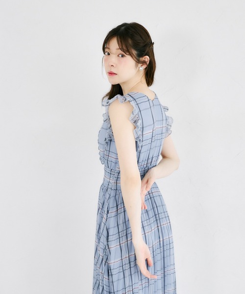 tocco closet(トッコ クローゼット)の「リボン&フリル付きウエストシャーリングチェックプリーツワンピース(ワンピース・レディース・ベージュ/ブルーグレー・M)」の20枚目の写真