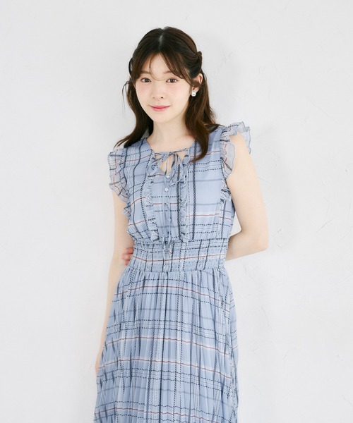 tocco closet(トッコ クローゼット)の「リボン&フリル付きウエストシャーリングチェックプリーツワンピース(ワンピース・レディース・ベージュ/ブルーグレー・M)」の18枚目の写真