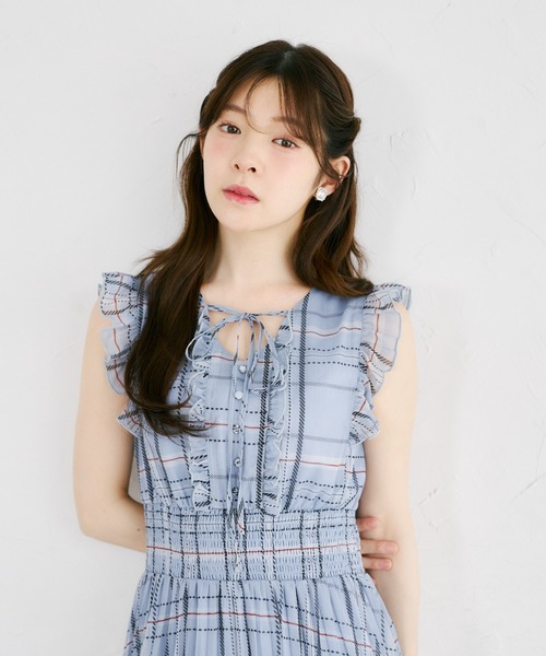 tocco closet(トッコ クローゼット)の「リボン&フリル付きウエストシャーリングチェックプリーツワンピース(ワンピース・レディース・ベージュ/ブルーグレー・M)」の19枚目の写真