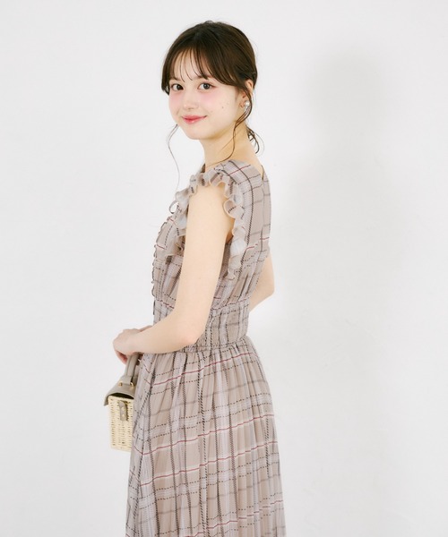 tocco closet(トッコ クローゼット)の「リボン&フリル付きウエストシャーリングチェックプリーツワンピース(ワンピース・レディース・ベージュ/ブルーグレー・M)」の15枚目の写真