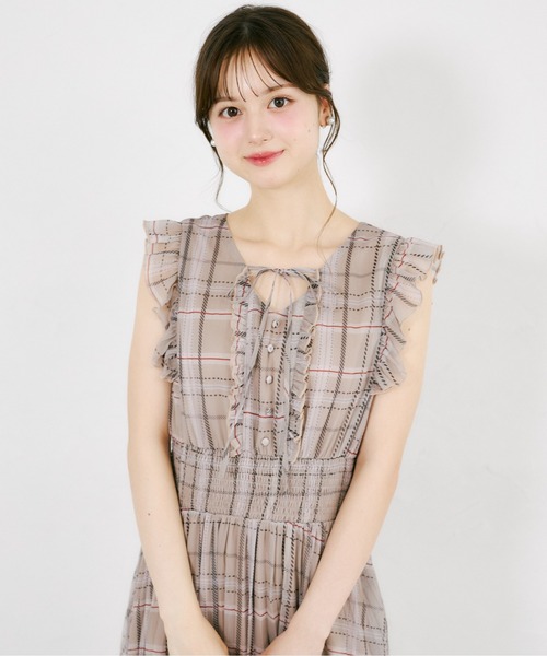 tocco closet(トッコ クローゼット)の「リボン&フリル付きウエストシャーリングチェックプリーツワンピース(ワンピース・レディース・ベージュ/ブルーグレー・M)」の13枚目の写真