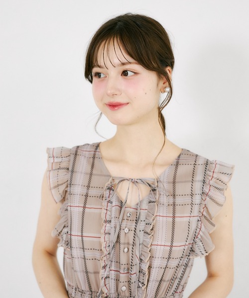 tocco closet(トッコ クローゼット)の「リボン&フリル付きウエストシャーリングチェックプリーツワンピース(ワンピース・レディース・ベージュ/ブルーグレー・M)」の14枚目の写真