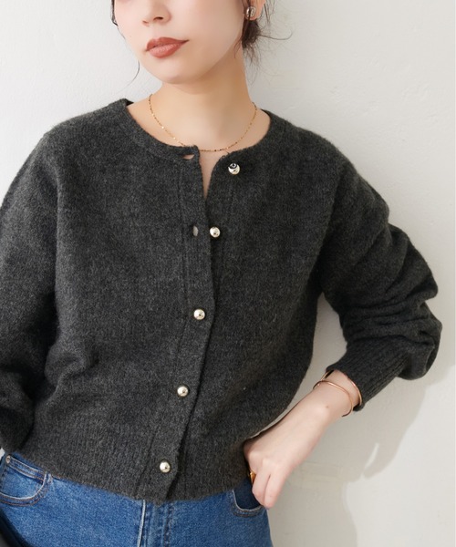 natural couture（ナチュラルクチュール）の「【ZOZO限定】ころりん釦クルーネックカーデ（カーディガン/ボレロ・レディース・ボルドー/ブルー/チャコールグレー/モカ/オレンジ/ネイビー/オフホワイト/ライトベージュ/グレー・FREE）」の2枚目の写真
