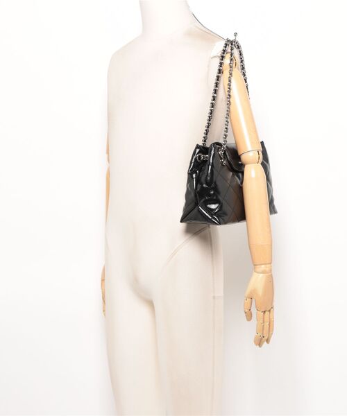CHARLES & KEITH（チャールズ & キース）の「Apfra アップフラ キルト ショルダーバッグ（ショルダーバッグ・レディース・スミクロ・M）」の9枚目の写真