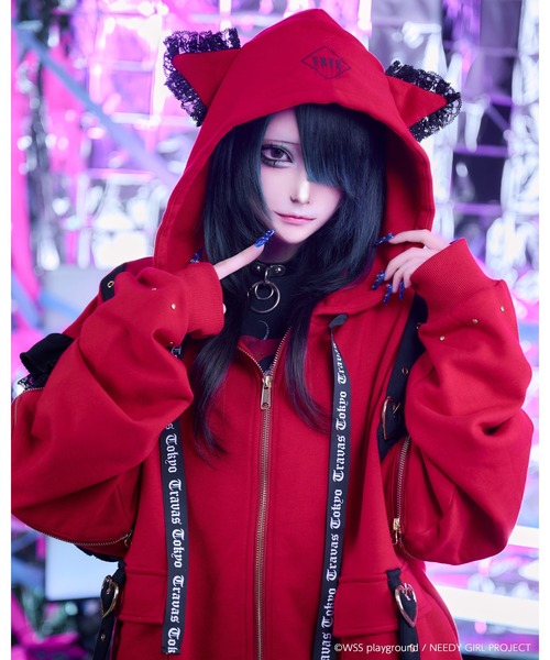 TRAVAS TOKYO(トラバス トウキョウ)の「【TRAVAS TOKYO×NEEDY GIRL OVERDOSE】猫耳ベルトフーディー(パーカー・レディース・ブラック/レッド・FREE)」の2枚目の写真