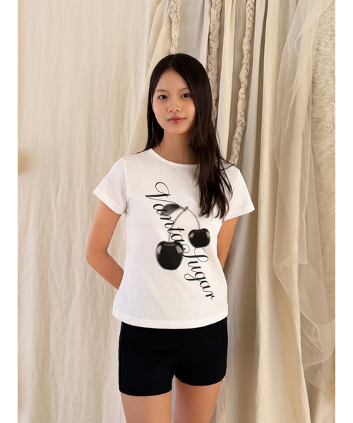 VANTASUGAR(バンタシュガー)の「ブラックチェリーコットンTシャツ(Tシャツ/カットソー・レディース・その他・FREE)」の1枚目の写真