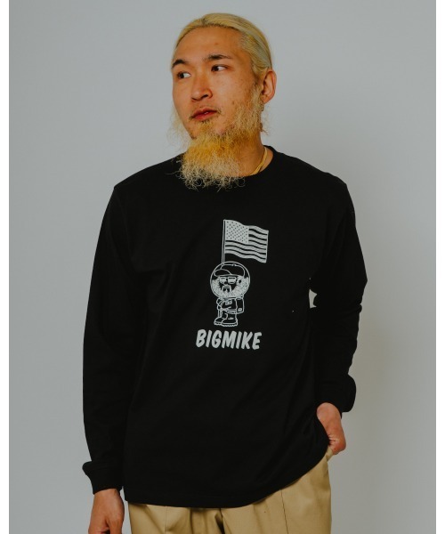 BIG MIKE(ビッグマイク)の「BIG MIKE ビッグマイク /26秋冬新作 USA オジサン 宇宙飛行士 星条旗 グラフィック ロンT // 102638374(Tシャツ/カットソー・メンズ・ブラック・X-LARGE/LARGE/MEDIUM)」の1枚目の写真