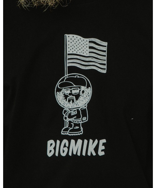 BIG MIKE(ビッグマイク)の「BIG MIKE ビッグマイク /26秋冬新作 USA オジサン 宇宙飛行士 星条旗 グラフィック ロンT // 102638374(Tシャツ/カットソー・メンズ・ブラック・X-LARGE/LARGE/MEDIUM)」の2枚目の写真