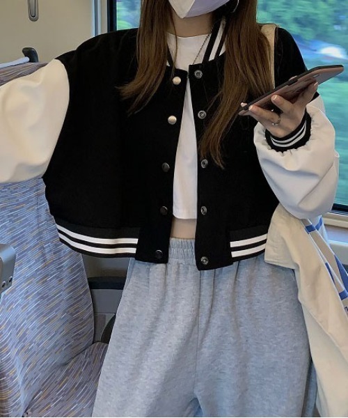 ＆soiree（アンドソワレ）の「バイカラーショート丈スタジャン（スタジャン・レディース・ホワイト・X-LARGE/LARGE/MEDIUM/SMALL）」の2枚目の写真