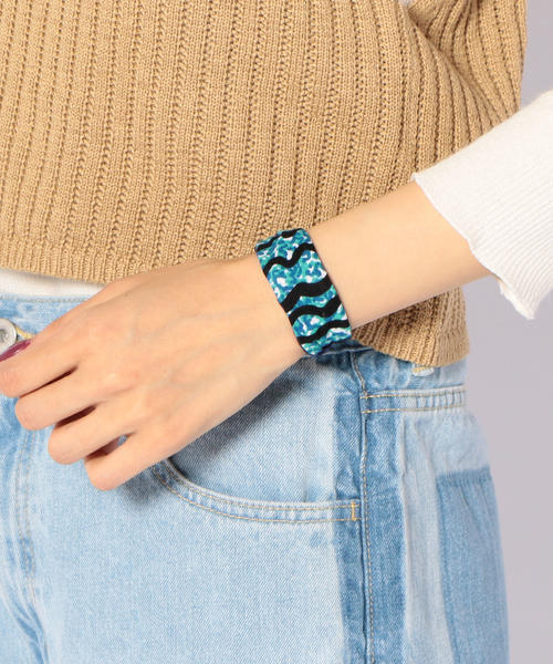 SHIPS(シップス)の「JENNIFER OUELLETTE:プリントファブリックワイヤー(ヘアゴム・レディース・ブルー/ブラウン/ベージュ・ONE SIZE)」の7枚目の写真