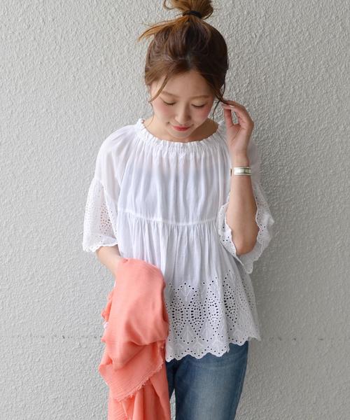 liflattie ships（リフラティ シップス）の「liflattie ships:カットレース ギャザー ブラウス ◇（シャツ/ブラウス・レディース・オフホワイト/ライトブルー・ONE SIZE）」の2枚目の写真