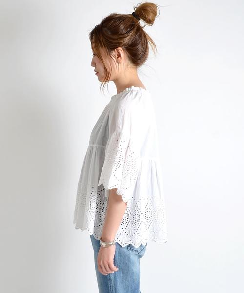 liflattie ships（リフラティ シップス）の「liflattie ships:カットレース ギャザー ブラウス ◇（シャツ/ブラウス・レディース・オフホワイト/ライトブルー・ONE SIZE）」の4枚目の写真