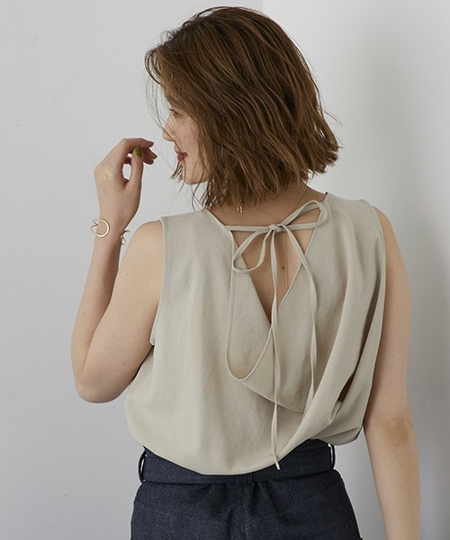 STUDIOUS(ステュディオス)の「【STUDIOUS】バックボートリボンブラウス(シャツ/ブラウス・レディース・ベージュ/オフホワイト/ブラック・FREE)」の1枚目の写真
