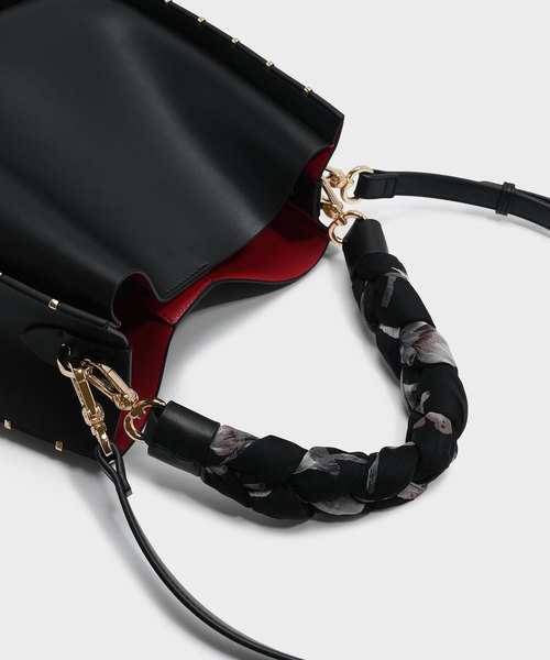 CHARLES & KEITH(チャールズ & キース)の「スカーフラップハンドルバッグ / SCARF WRAPPED HANDLE BAG(ショルダーバッグ・レディース・ブラック/グリーン/オレンジ・L)」の11枚目の写真