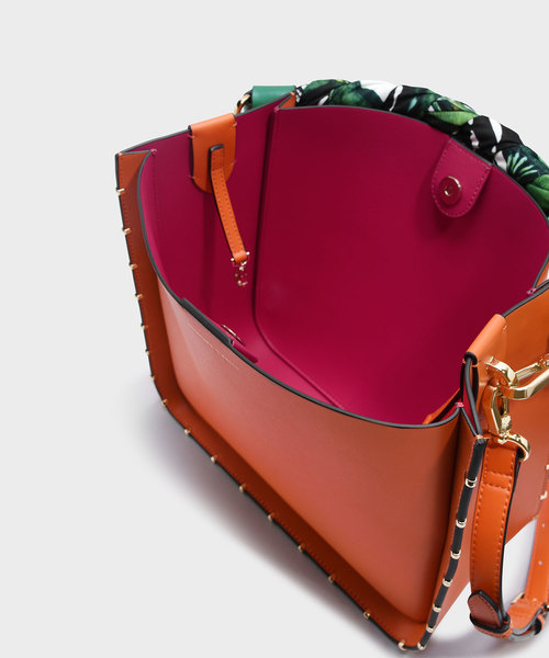 CHARLES & KEITH(チャールズ & キース)の「スカーフラップハンドルバッグ / SCARF WRAPPED HANDLE BAG(ショルダーバッグ・レディース・ブラック/グリーン/オレンジ・L)」の4枚目の写真