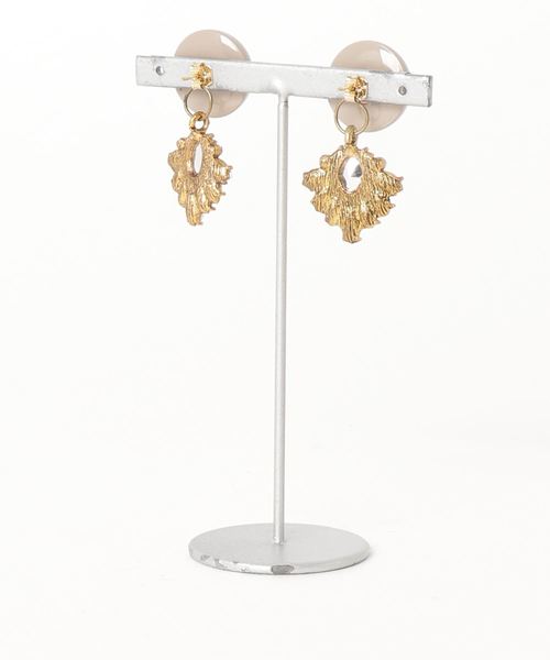 TONE SELECT GOODS(トーンセレクトグッズ)の「【lulugiraffe】ビジューチャーム2Wayピアス(ピアス(両耳用)・レディース・ベージュ/ゴールド・FREE)」の3枚目の写真