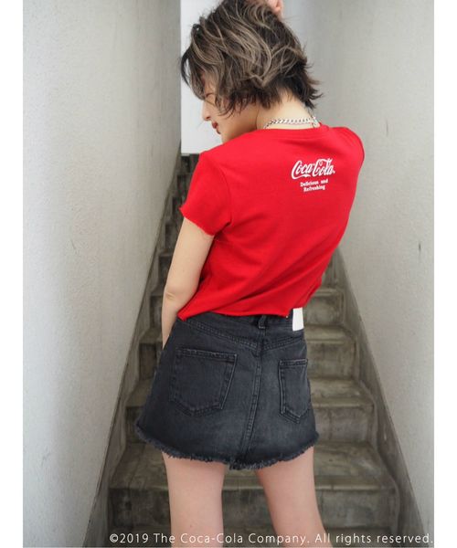 GYDA(ジェイダ)の「Coca-ColaボトルデザインショートTシャツ(Tシャツ/カットソー・レディース・ブラック/オフホワイト/レッド・FREE)」の3枚目の写真