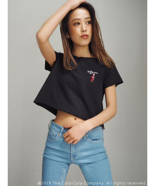 GYDA(ジェイダ)の「Coca-ColaボトルデザインショートTシャツ(Tシャツ/カットソー・レディース・ブラック/オフホワイト/レッド・FREE)」の1枚目の写真