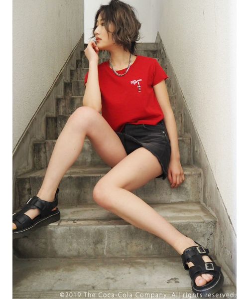 GYDA(ジェイダ)の「Coca-ColaボトルデザインショートTシャツ(Tシャツ/カットソー・レディース・ブラック/オフホワイト/レッド・FREE)」の5枚目の写真