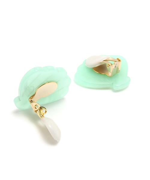 Khaju（カージュ）の「Khaju:シェルイヤリング□（イヤリング・レディース・ベージュ/ライトグリーン・ONE SIZE）」の3枚目の写真