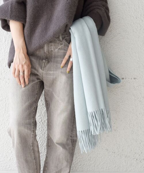 SHIPS（シップス）の「〈手洗い可能〉ウォッシャブルウールカシミヤストール◇（ストール/ショール・レディース・オフホワイト/ブラック/ブラウン/ベージュ/ライトブルー/クリーム/ブルー・ONE SIZE）」の6枚目の写真