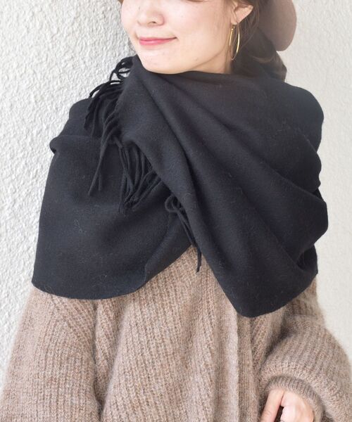 SHIPS（シップス）の「〈手洗い可能〉ウォッシャブルウールカシミヤストール◇（ストール/ショール・レディース・オフホワイト/ブラック/ブラウン/ベージュ/ライトブルー/クリーム/ブルー・ONE SIZE）」の3枚目の写真