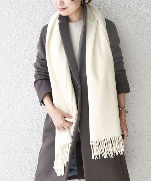 SHIPS（シップス）の「〈手洗い可能〉ウォッシャブルウールカシミヤストール◇（ストール/ショール・レディース・オフホワイト/ブラック/ブラウン/ベージュ/ライトブルー/クリーム/ブルー・ONE SIZE）」の10枚目の写真