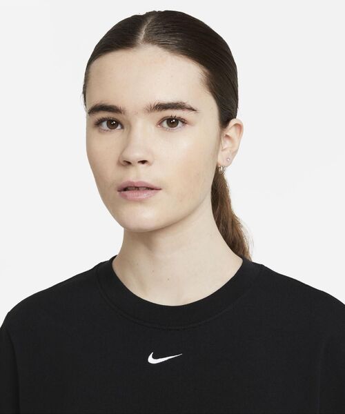 NIKE（ナイキ）の「ナイキ スポーツウェア エッセンシャル ウィメンズ ボクシー Tシャツ / Nike Sportswear Essential Women's Boxy T-Shirt（Tシャツ/カットソー・レディース・ホワイト/ブラック/グリーン系その他2・S/M/L/2XL/XL/XS）」の4枚目の写真