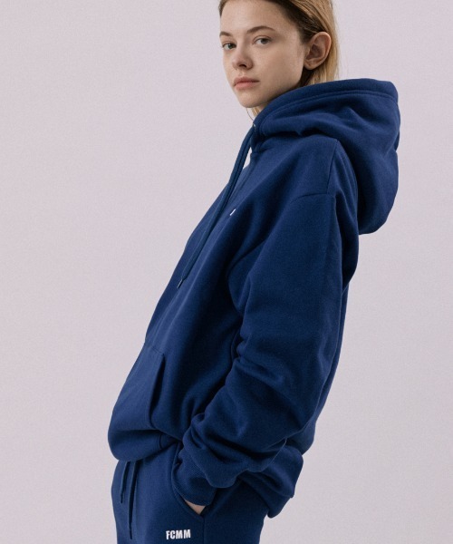 韓国の人気★【FCMM】★FCMM CLUB ESSENTIAL HOODI.E★パーカー FCMM（エフシーエムエム）の「CLUB ESSENTIAL HOODIE/クラブ
