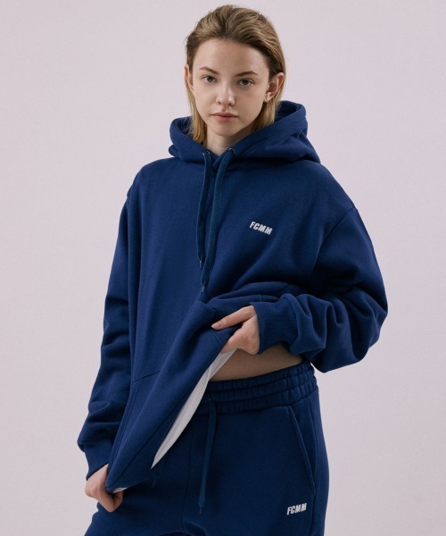 韓国の人気★【FCMM】★FCMM CLUB ESSENTIAL HOODI.E★パーカー FCMM（エフシーエムエム）の「CLUB ESSENTIAL HOODIE/クラブ