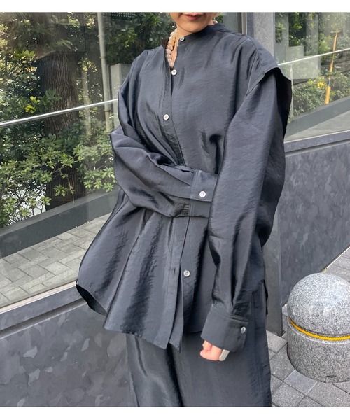 BLACK BY MOUSSY(ブラックバイマウジー)の「band collar satin shirt( バンドカラーサテンシャツ)(シャツ/ブラウス・レディース・ブラック/カーキ/ブルー・FREE)」の2枚目の写真