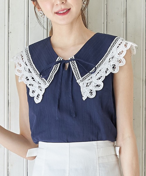 tocco closet(トッコ クローゼット)の「りぼん付きレース装飾ビックカラーノースリーブブラウス(Tシャツ/カットソー・レディース・ネイビー/オフホワイト・M)」の1枚目の写真