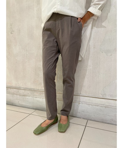 BEARDSLEY（ビアズリー）の「綿タックスリムパンツ：低身長・ウエスト背中側ゴム・高身長にも３サイズ展開（その他パンツ・レディース・ホワイト/ブラック/グレー/カーキ・1/2/0）」の5枚目の写真