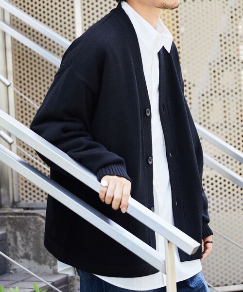 FREAK'S STORE（フリークスストア）の「WEB限定 ビッグシルエット イージーケア ウォッシャブル Vネックカーディガン（カーディガン/ボレロ・メンズ・ブラック/グレー/グレイッシュベージュ/グリーン/ネイビー/イエロー・SMALL/MEDIUM/LARGE）」の18枚目の写真