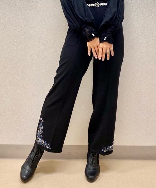 axes femme（アクシーズファム）の「花刺繍ストレートカットパンツ（その他パンツ・レディース・ブラック/ダークブラウン/パープル/ダークグリーン・LARGE/MEDIUM）」の2枚目の写真