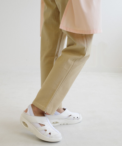 AmiAmi（アミアミ）の「かかとが踏めるエアーソールナーススニーカー/ナースシューズ（スニーカー・レディース・ライトグレー/ホワイト・22.5cm/23cm/23.5cm/24cm/24.5cm/25cm）」の4枚目の写真