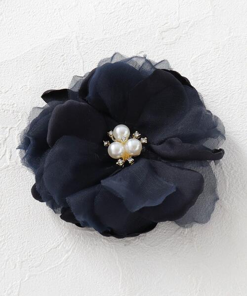 THE SHOP TK (ザ ショップ ティーケー )の「◆【セレモニー/付けるだけで華やかに】コサージュ(ブローチ/コサージュ・レディース・グレー/ライトベージュ/ネイビー・00)」の3枚目の写真