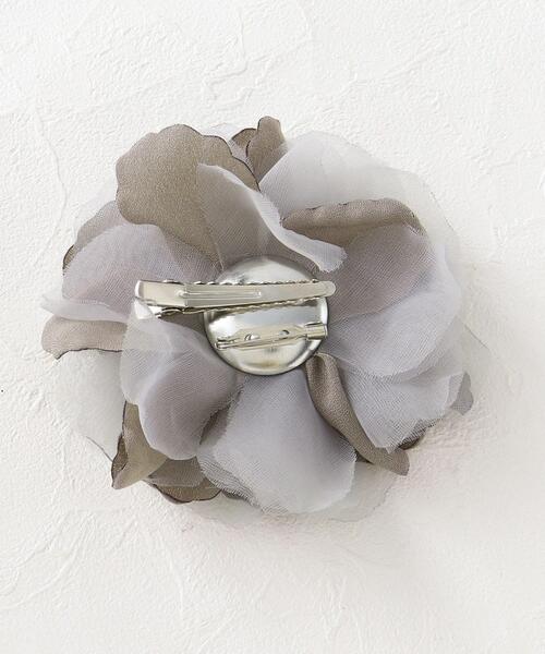 THE SHOP TK (ザ ショップ ティーケー )の「◆【セレモニー/付けるだけで華やかに】コサージュ(ブローチ/コサージュ・レディース・グレー/ライトベージュ/ネイビー・00)」の7枚目の写真