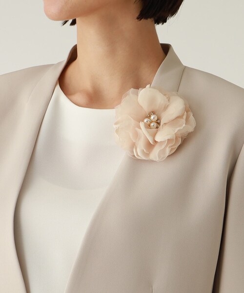 THE SHOP TK (ザ ショップ ティーケー )の「◆【セレモニー/付けるだけで華やかに】コサージュ(ブローチ/コサージュ・レディース・グレー/ライトベージュ/ネイビー・00)」の8枚目の写真
