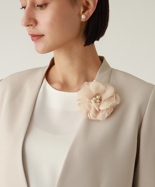 THE SHOP TK (ザ ショップ ティーケー )の「◆【セレモニー/付けるだけで華やかに】コサージュ(ブローチ/コサージュ・レディース・グレー/ライトベージュ/ネイビー・00)」の9枚目の写真