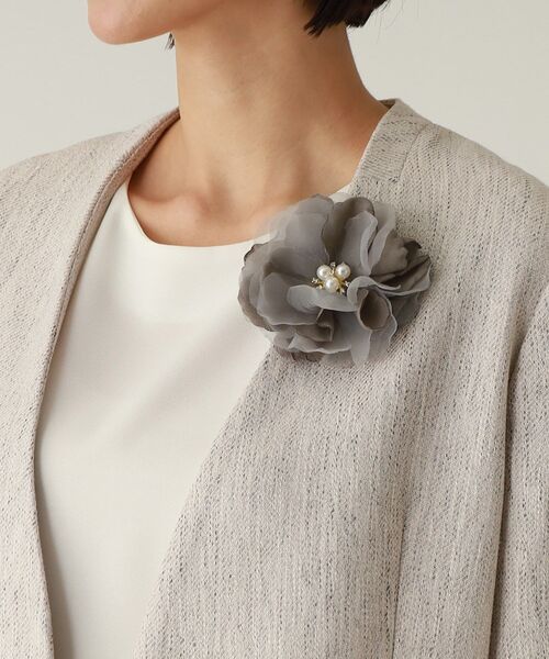 THE SHOP TK (ザ ショップ ティーケー )の「◆【セレモニー/付けるだけで華やかに】コサージュ(ブローチ/コサージュ・レディース・グレー/ライトベージュ/ネイビー・00)」の12枚目の写真