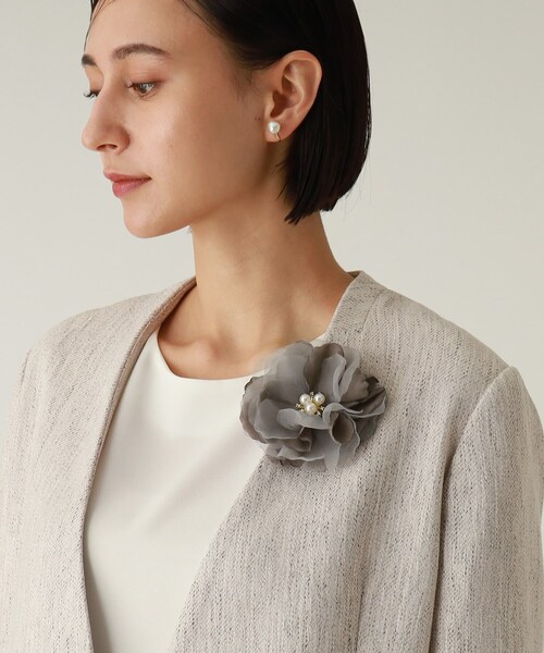 THE SHOP TK (ザ ショップ ティーケー )の「◆【セレモニー/付けるだけで華やかに】コサージュ(ブローチ/コサージュ・レディース・グレー/ライトベージュ/ネイビー・00)」の2枚目の写真